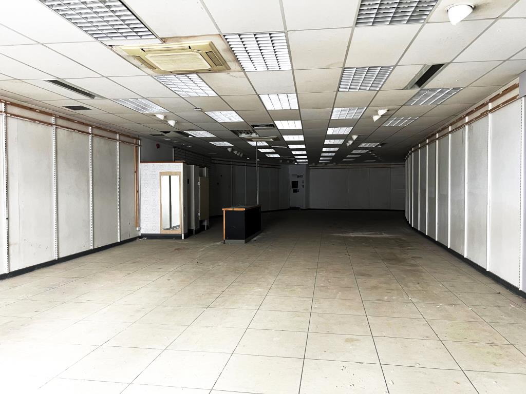 Lot: 27 - SUBSTANTIAL COMMERCIAL PROPERTY WITH POTENTIAL IN TOWN CENTRE LOCATION -